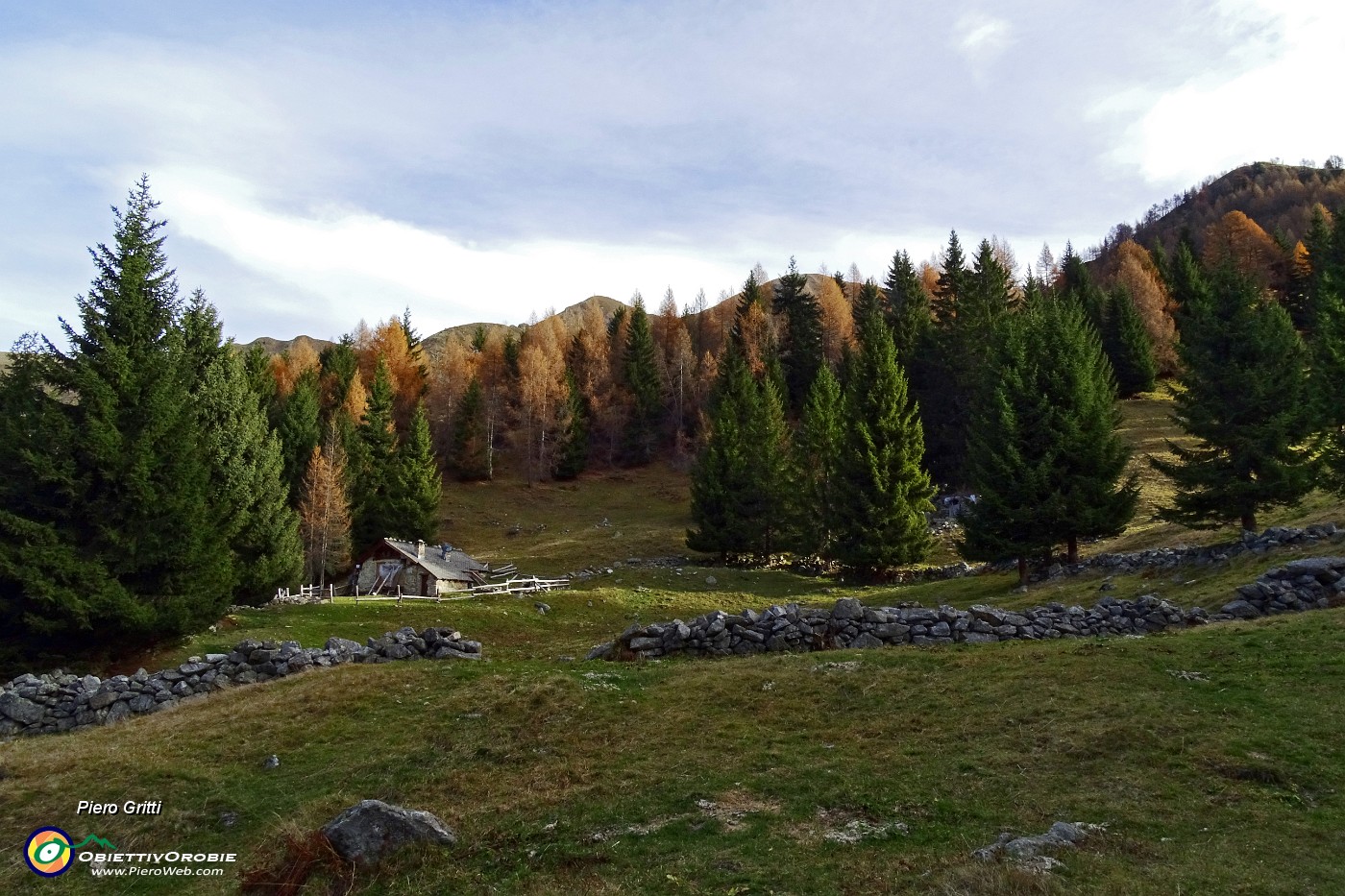 22 Baita Piazzoli (1680 m) in verde radura.JPG -                                
